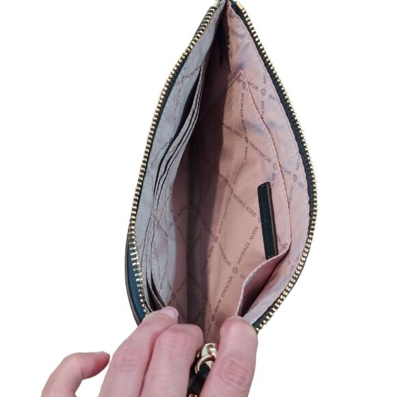 NWT Michael Kors Jet Set Charm Wristlet - Picture 6 of 9